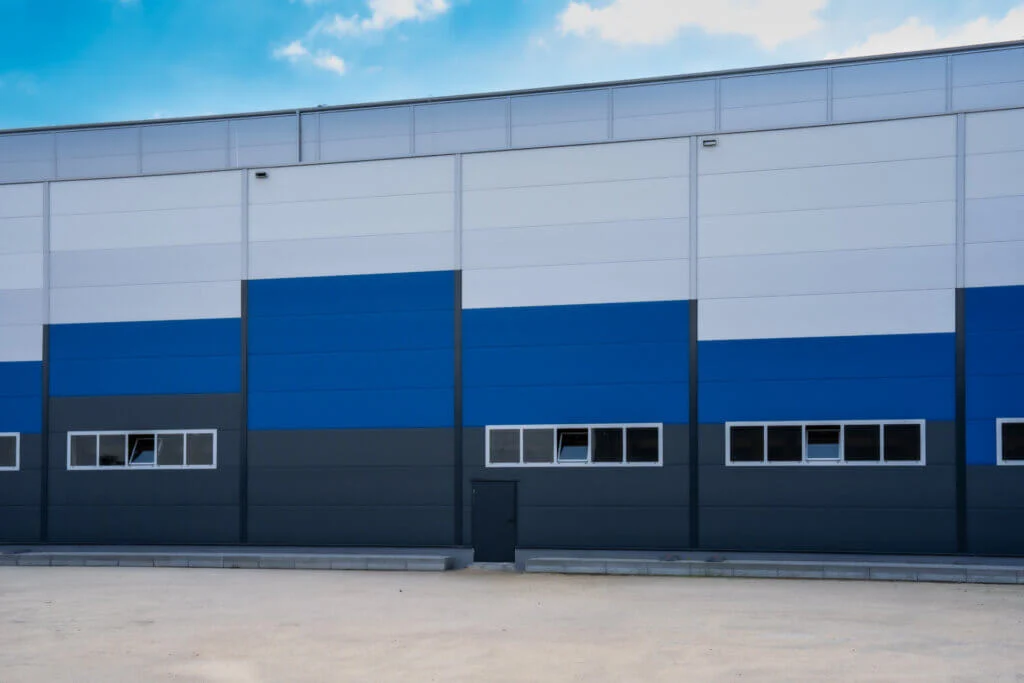 Muss eine Fassade aus Sandwichpaneelen grau sein? Ganz klar: nein!